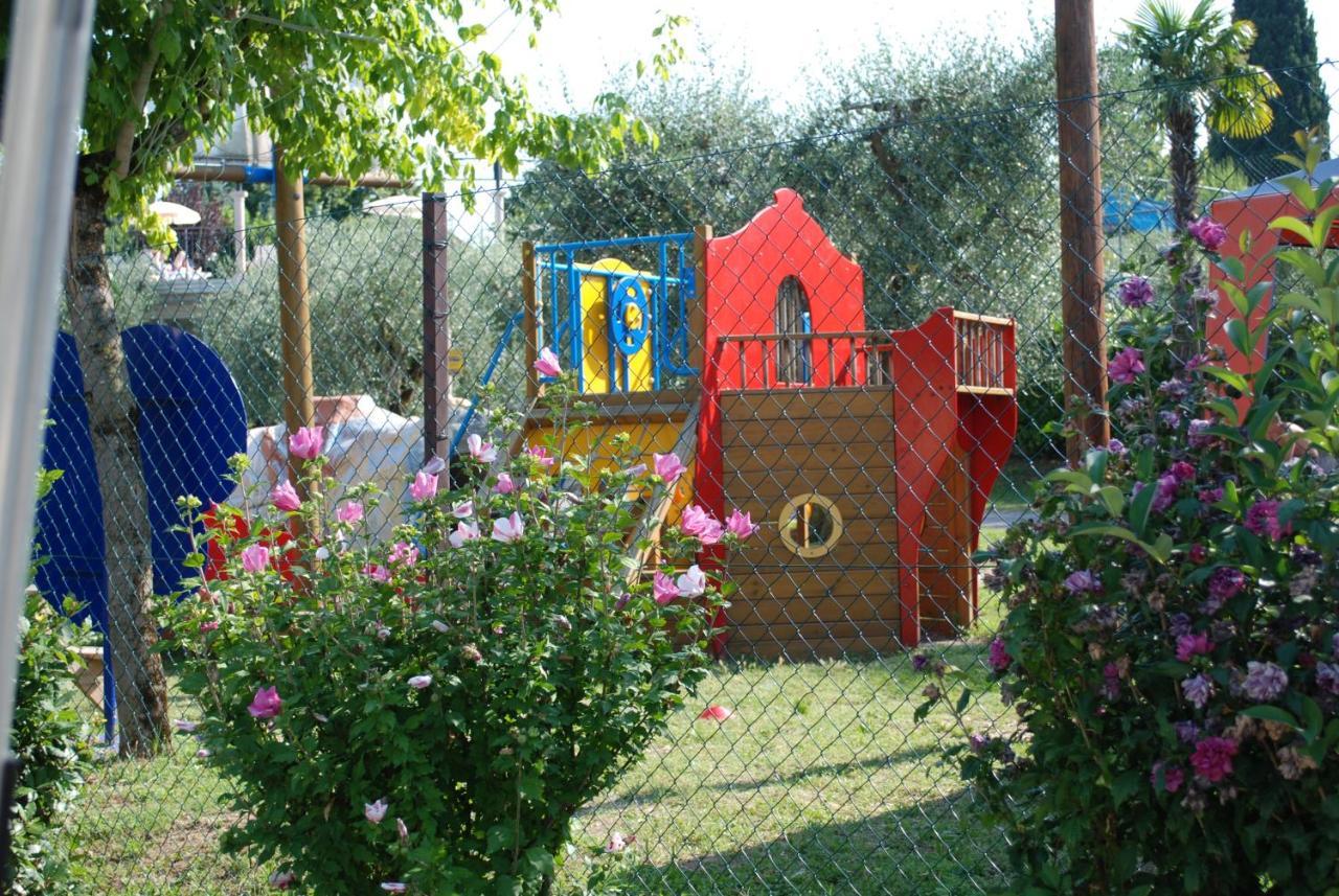 Happy Camp Mobile Homes In Villaggio Turistico Internazionale Eden San Felice del Benaco Exterior photo